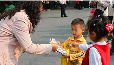 讓孩子感恩成長(zhǎng)，快來參與“愛心小報(bào)童”活動(dòng)吧！