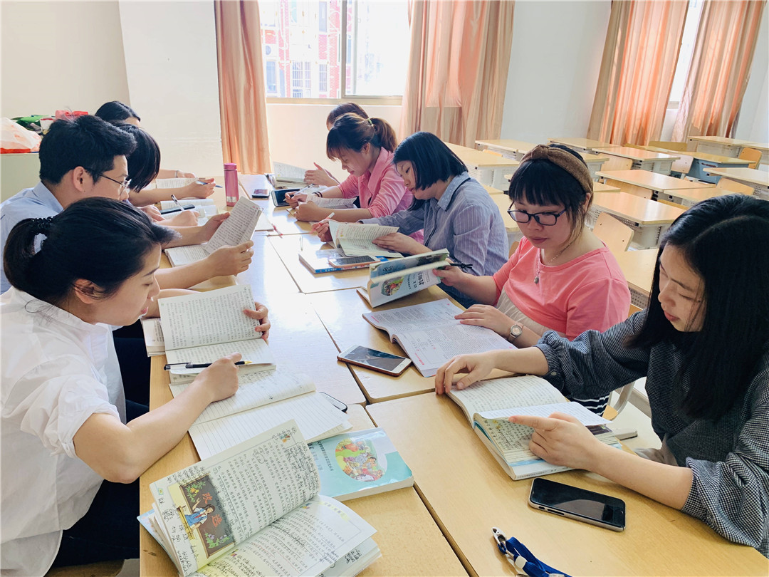 E:\雜項\稿費\2019\4月份修改后的\象湖小學部語文老師集體備課\小學部集體備課照片2019.4.9\微信圖片_20190409194653.jpg